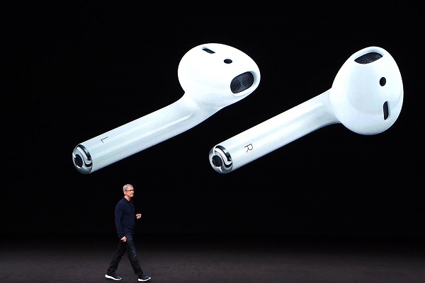 AirPods 20Tim 20Cook JOSH 20EDELSON 3AAFP 3AGetty 20Images .0