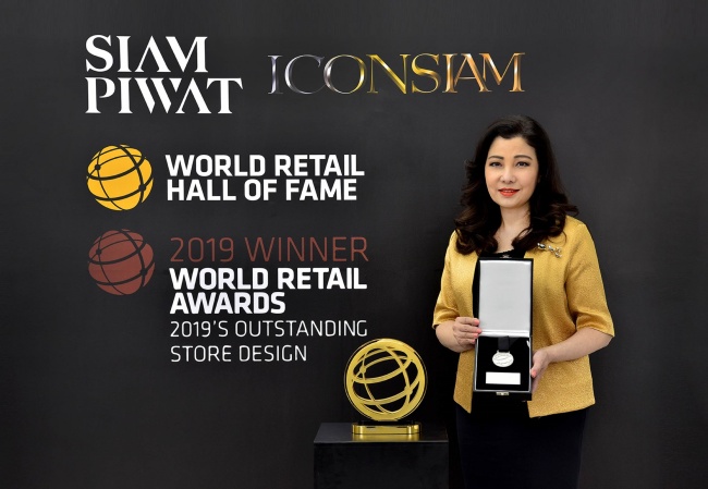 4 ภาพคุณชฎาทิพ และรางวัล World Retail Hall of Fame และ World Retail Award ICONSIAM Outstanding Store Design