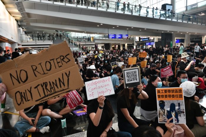 ประท้วง 'ฮ่องกง' ลามถึงสนามบิน แจกใบปลิว 'ให้ความรู้' ผู้มาเยือน - The Bangkok Insight