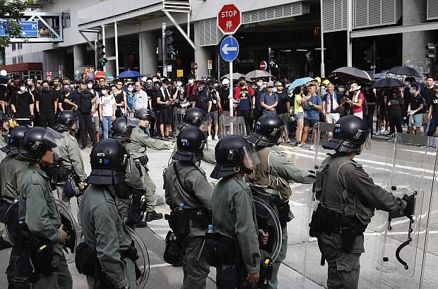 20190727 Protesters face Hong Kong police
