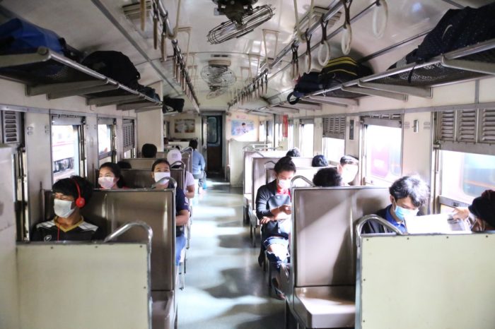 รถไฟ' ลดขายตั๋วแค่ 50% ของขบวน สนองนโยบายเว้นระยะห่างทางสังคม - The Bangkok  Insight