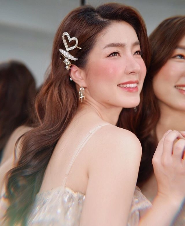 20 ไอเดีย ทรงผมไปงานแต่ง ทำเองได้ง่ายๆ แต่สวยปังไม่แพ้เจ้าสาว! - The  Bangkok Insight