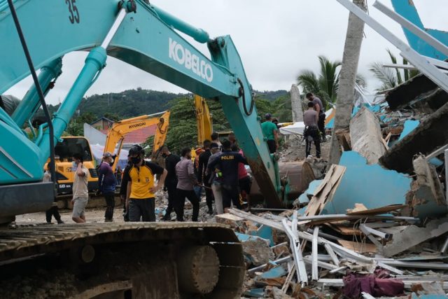 Over 800 injured 15000 forced to flee home after Indonesias strong quake 3 e1610810024392