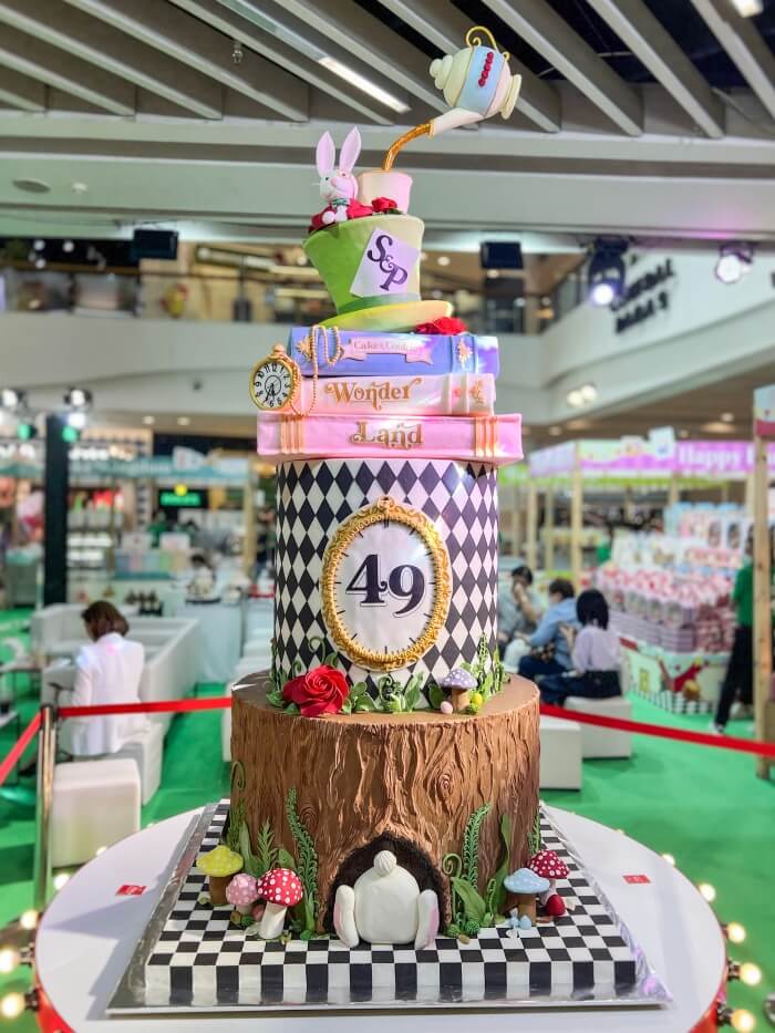 Wonderland Cake เค้ก masterpiece ในรูปแบบ 4 มิติขนาด 1249 ปอนด์ ความสูงกว่า 2 เมตร 1